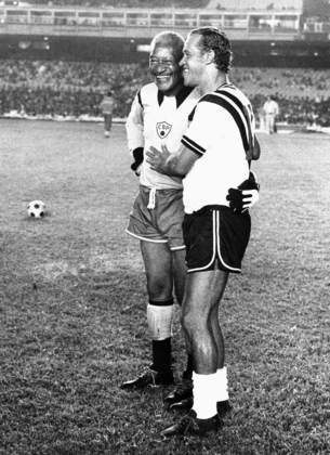 O terceiro empatado, com nove gols, é Ademir de Menezes, que fez todos os pontos em 1950, na Copa do Mundo disputada no Brasil; na foto, ele aparece em 1973 ao lado do goleiro daquele Mundial, Barbosa