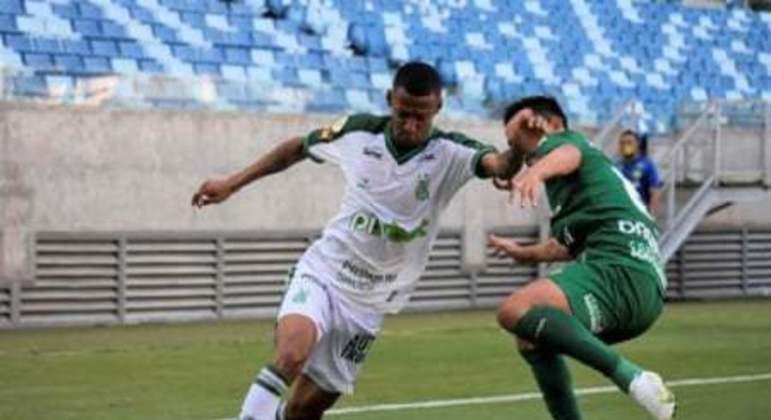 Ademir fez o segundo gol do Coelho contra o Dourado, garantindo os três pontos na Arena Pantanal