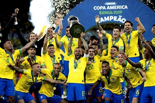 Adenor Bacchi, o Tite, ainda disputou duas edições da Copa América, ambas no Brasil. Em 2019, ele foi campeão, com uma vitória sobre o Peru na final. Já no ano passado, a Amarelinha ficou com o vice, depois de ser derrotado pela Argentina na decisão. 