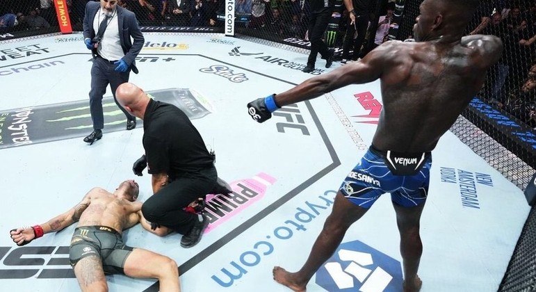 A vingança de Adesanaya. As flechadas imaginárias no seu carrasco Apoan, desmaiado por seus socos
