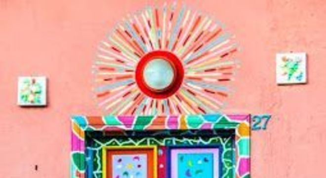 adesivo de porta - porta com adesivo colorido 