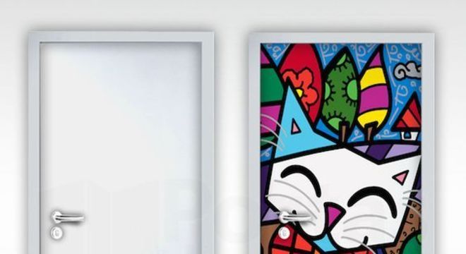 adesivo de porta - porta com adesivo de Romero Brito 