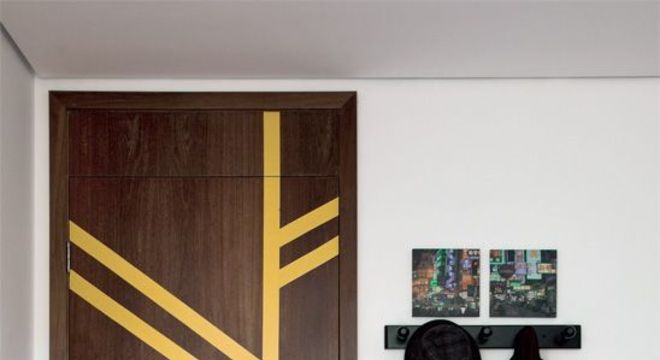 adesivo de porta - porta com fitas adesivas amarelas 