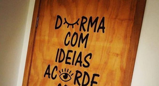 adesivo de porta - porta com frase adesivada 