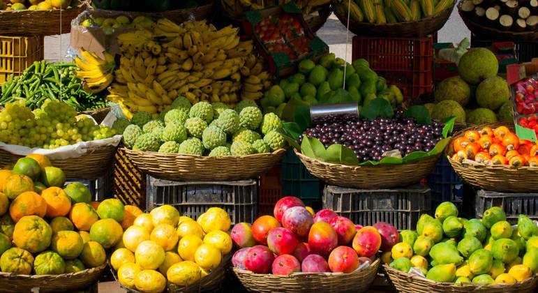 Adesivos nas frutas.