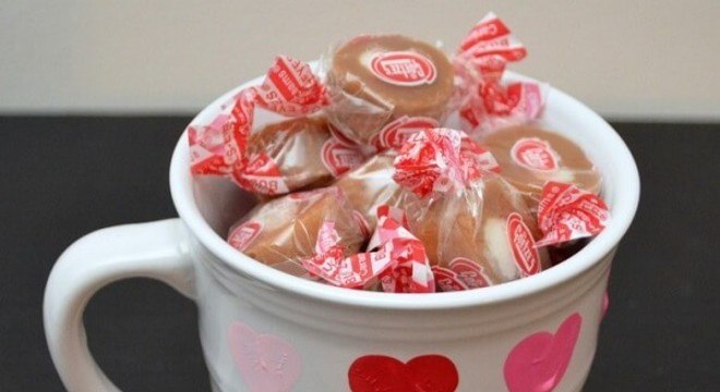 Adicione chocolates dentro da caneca