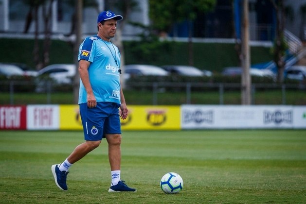 Adilson Batista foi demitido pelo Cruzeiro após a derrota para o Coimbra, pelo Campeonato Mineiro, no último domingo (15/03). Seu aproveitamento em 15 jogos foi de 38,1%, com quatro vitórias, quatro empates e sete derrotas. 