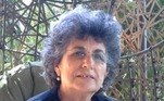 Adina Moshe, de 72 anos, foi a primeira refém israelense a ser identificada. Ela foi levada pelos terroristas da casa dela, no kibutz Nir Oz, depois de eles terem assassinado seu marido, Moshe. Mãe de quatro filhos — Maya, Yael, Sashon e Amos —, ela gosta de passar tempo com a família, cozinhar, ler livros e cultivar plantas. Os familiares de Adina afirmaram estar 'chorando de felicidade' com o retorno dela