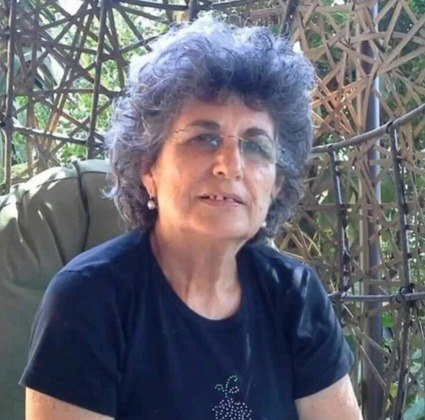 Adina Moshe, de 72 anos, foi a primeira refém israelense a ser identificada. Ela foi levada pelos terroristas da casa dela, no kibutz Nir Oz, depois de eles terem assassinado seu marido, Moshe. Mãe de quatro filhos — Maya, Yael, Sashon e Amos —, ela gosta de passar tempo com a família, cozinhar, ler livros e cultivar plantas. Os familiares de Adina afirmaram estar 