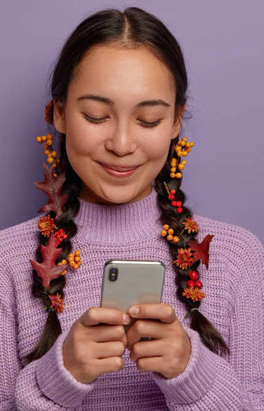 Adolescentes recebem mais de 237 notificações no celular todos os dias (Freepik)