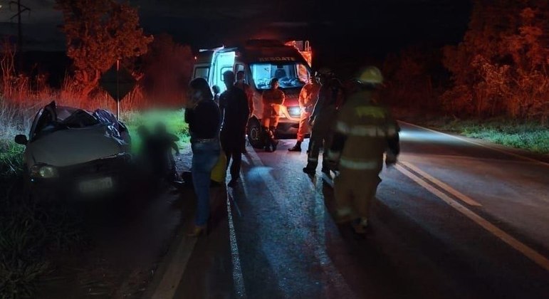 Bombeiros atendem adolescente de 17 anos que perdeu controle de veículo e bateu em árvore em rodovia do DF
