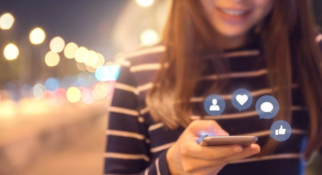 Pesquisa mostra que 26% não abandonam o telefone para dormir e 31% mantêm o dispositivo ligado durante as refeições