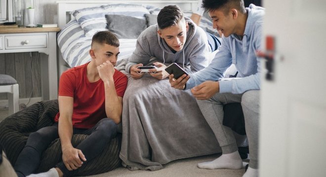 'Eles não pensavam que poderia acontecer algo grave', conta assistente sobre o comportamento dos adolescentes; acima, foto de arquivo de adolescentes usando celular

