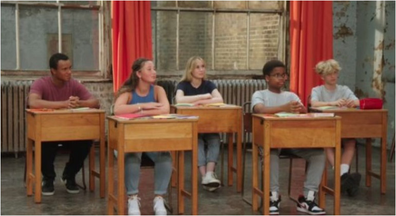 Adolescentes são expostos a homens pelados em sala de aula durante programa de TV no Reino Unido