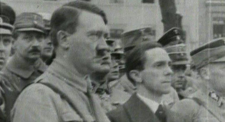 1933 — Adolf Hitler é nomeado chanceler da AlemanhaAo contrário do que muitas pessoas pensam, Hitler não tomou o poder na Alemanha, tampouco foi escolhido pelo povo. Neste mesmo dia, em 1933, o político foi nomeado pelo presidente Paul von Hindenbur para o cargo de chanceler, depois que o partido nazista começou a ganhar popularidade