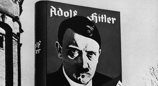 Adolf Hitler em um pôster publicitário de seu livro 'Mein Kampf' (1925) na rua de uma cidade alemã