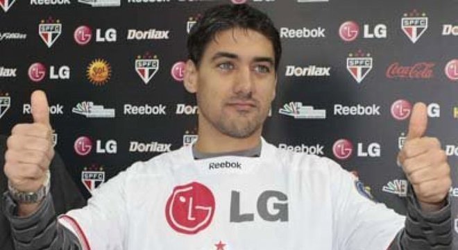 Adrin Gonzlez - Lateral-direito, jogou no So Paulo em 2009 e 2010. Realizou nove partidas sem marcar gols. 