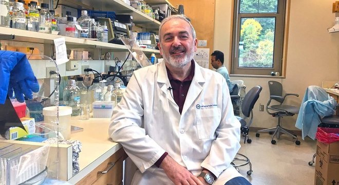 Cientista uruguaio Adrian Krainer é um dos pesquisadores que desenvolveu a técnica que tornou Spinraza possível. Krainer ganhou o Prêmio Revelação de 2019, o "Oscar da Ciência"