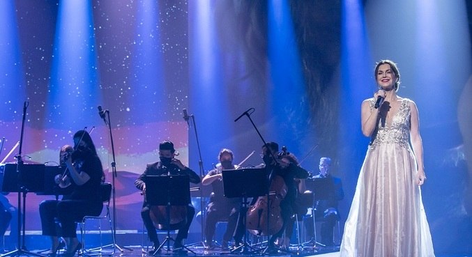 Adriana Garambone cantou duas músicas no especial da Record TV