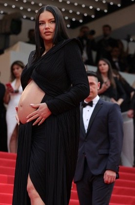 Em fevereiro deste ano, Adriana, que já era mãe de dois, anunciou que estava à espera do primeiro filho com Andre Lemmers III. A modelo chegou a exibir o barrigão durante a 75ª edição do Festival de Cannes, em maio