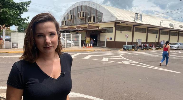 Repórter Adriana Perroni durante gravação em Campo Grande para o Jornal da Record 