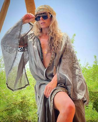 Já neste clique, ela escolheu usar o lenço para compor um visual no estilo hippie chique. O look foi usado durante uma viagem em família para os Emirados Árabes Unidos, em agosto do ano passado