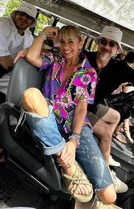 Se você quer um visual despojado e alegre, a combinação de camisa neon florida, calça jeans rasgada e sandália de corda é uma ótima opção