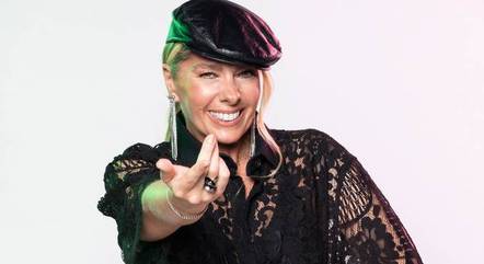 Adriane Galisteu  apresenta o "Power Couple" em sua reta final
