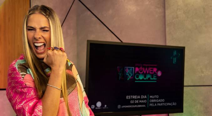 Adriane Galisteu agita internautas antes da estreia do programa com vídeo de 'quebra-power'