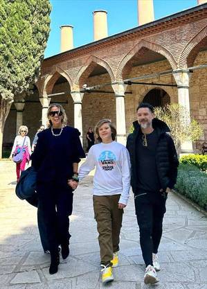 Adriane Galisteu e Alexandre Iódice com o filho, Vittorio, estão na Tailândia