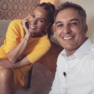 Repórter Leandro Stoliar entrevista Adriane Galisteu. "Fala Brasil" e "Jornal da Record" destacam estreia da nova temporada do "Power Couple"   