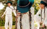 Abrindo a semana no clima dos casais de A Fazenda, a apresentadora usou figurino romântico e leve. A loira escolheu conjuntinho de calça e camisa em seda estampada, botas cowboy brancas e um chapéu verde com detalhes na fita. Nas madeixas, tranças alongadas com amarrações deixaram o visual mais autêntico