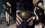 Galisteu não poupou estilo na segunda-feira (12)! A loira apareceu com vestido delicado de um ombro só, e arrematou o figurino com ankle boots e chapéu preto. O look por si só já estava perfeito, mas a apresentadora sempre adota um detalhe que transforma o visual e deixa tudo ainda melhor: ela usou cinto com seu sobrenome customizado na fivela, único e charmoso!