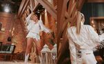 Para fechar a semana em grande estilo, Galisteu apostou em um look todo branco. O ponto alto do figurino é a jaqueta com franja, mas é claro que não poderia faltar o lencinho amarrado no shorts e a bota! Sob o comando de Adriane Galisteu, A Fazenda 14 vai ao ar de segunda a domingo nas noites da Record TV. Acesse o PlayPlus e acompanhe 24 horas por dia tudo o que rola no Celeiro de Lendas.