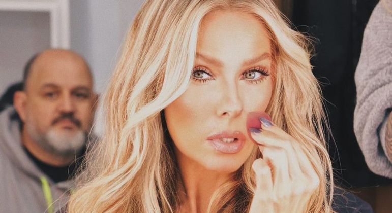 Aos 50 anos, apresentadora falou sobre cuidados com a beleza: 'Envelhecer faz parte'