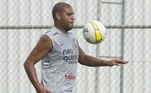 Atacante Adriano em treino com bola pelo Timão