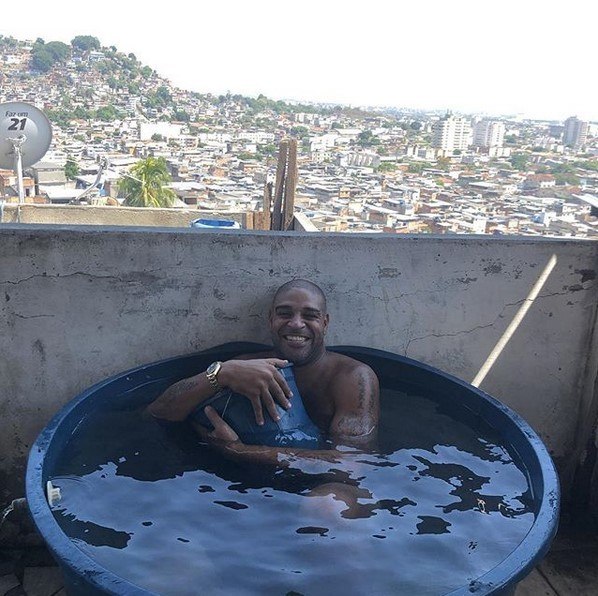 Adriano vive onde se sente bem. Na Vila Cruzeiro, favela no Complexo do Alemão