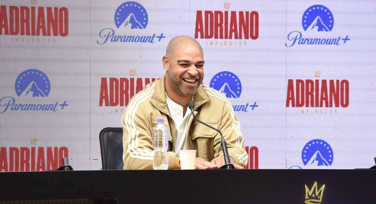 Adriano durante coletiva de seu documentário que estreia nesta quinta-feira