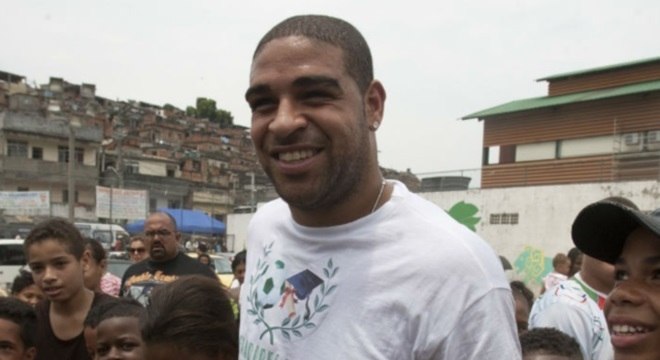 Adriano é muito atuante na comunidade em que nasceu