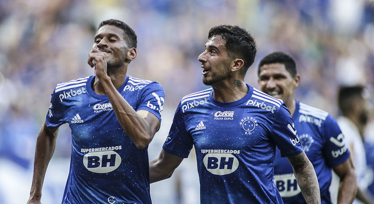 Adriano (à esq.) festeja seu gol no primeiro tempo para o Cruzeiro no Mineirão