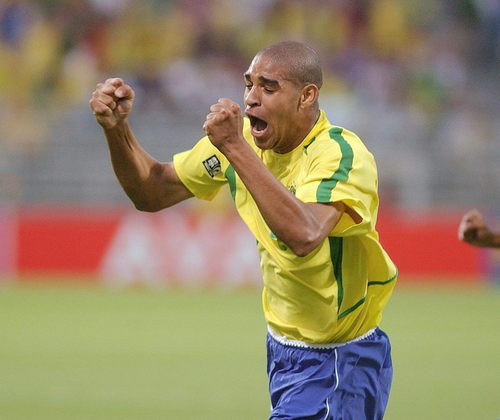 Um ano depois, o atacante foi contratado pela Inter de Milão, time no qual foi apelidado de 'Imperador': 'Lembro que tinha acabado de chegar à Itália e não sabia o que estava acontecendo. Eu olhava para aqueles caras: 'Seedorf. Ronaldo. Zanetti. Toldo. Caramba.' Ficava admirado com eles.', contou Adriano