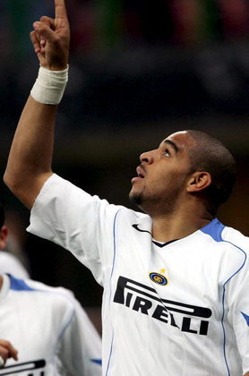 No dia 4 de agosto de 2004 tudo mudou. Adriano recebeu uma ligação do Brasil, notificando o falecimento de seu pai e, a partir daquele momento, nunca mais foi o mesmo: 'Eu realmente não queria falar sobre isso, mas vou te dizer que, depois daquele dia, meu amor pelo futebol nunca mais foi o mesmo. Ele amava futebol, então eu amava futebol. Simples assim. Era meu destino. Quando joguei futebol, joguei pela minha família. Quando marquei, marquei para a minha família. Então, quando meu pai morreu, o futebol nunca mais foi o mesmo.', desabafou Imperador