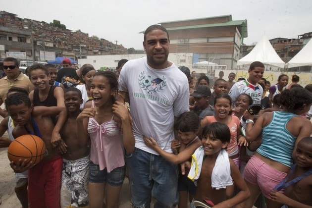 'Sempre tive muito orgulho de ser o Imperador. Mas sem Adriano, o Imperador não presta! Adriano não usa coroa. Adriano é o menino da favela que foi tocado por Deus. Você entende agora? Você vê? Adriano não sumiu nas favelas. Ele apenas voltou pra casa.'
