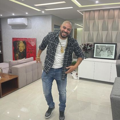 Apesar da compra milionária, este não é o endereço definitivo de Adriano. O ex-jogador segue em busca de uma casa desde que deixou a que viveu nos últimos anos, no condomínio Mansões