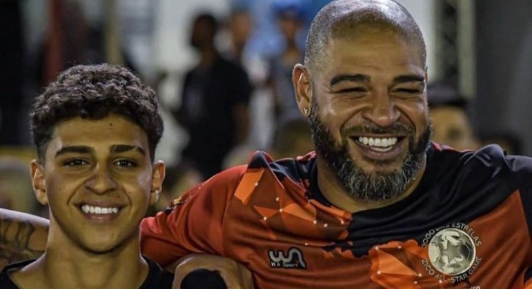 Adriano Carvalho jogou com o pai, Adriano Imperador, no Jogo das Estrelas - Zico All-Star Game
