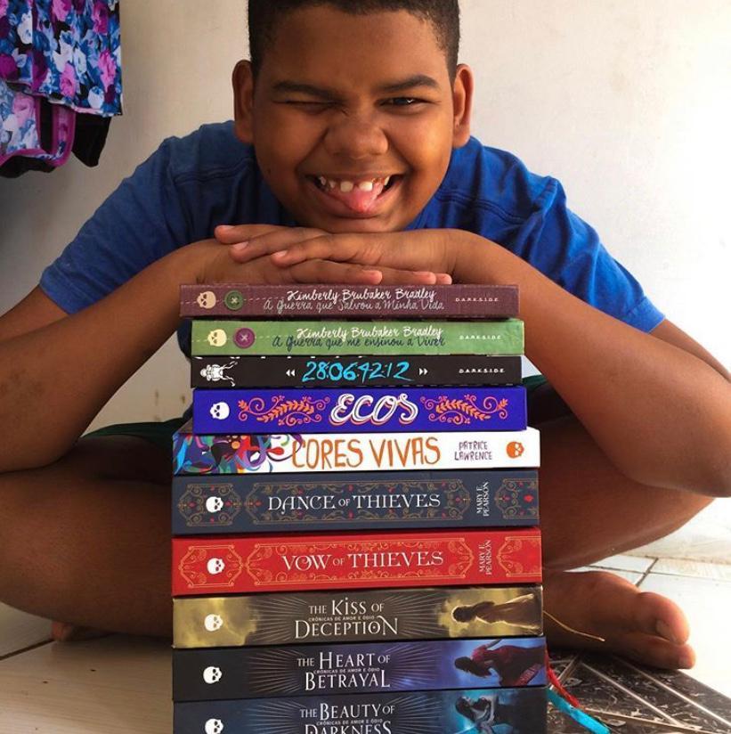 Adriel Oliveira adquiriu o gosto pela leitura aos 5 anos de idade 
