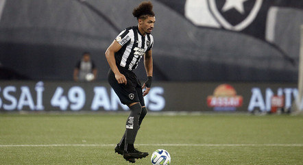 Adryelson durante jogo do Botafogo pelo Brasileirão
