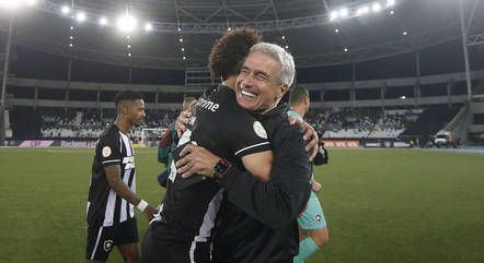 Adryelson e Luís Castro comemoram vitória do Botafogo sobre o Fluminense