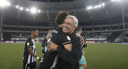 Adryelson e Luis Castro comemoram vitória do Botafogo sobre o Fluminense
