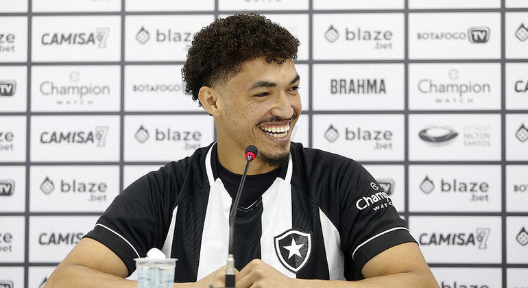 Adryelson atuava pelo Al-Wasl, dos Emirados Árabes, antes de assinar com o Botafogo